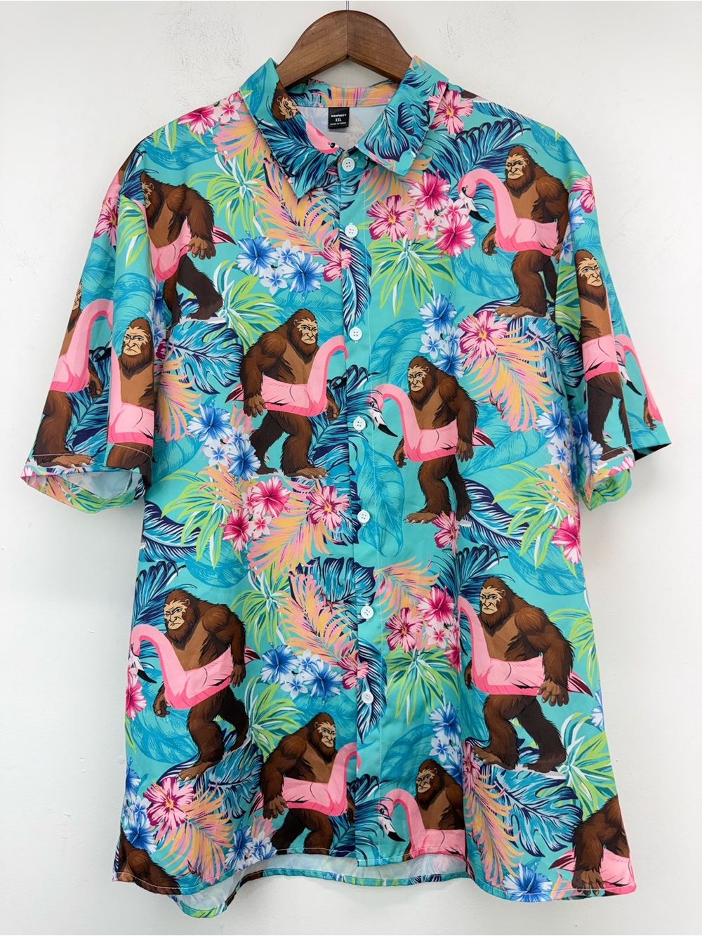 Manfinity size XXL Men’s Bigfoot Sasquatch Flamingo Tropical Hawaiian Shirt